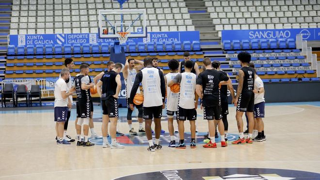 La plantilla del R&iacute;o Breog&aacute;n durante un entrenamiento llevado a cabo en el Pazo Provincial dos deportes de Lugo