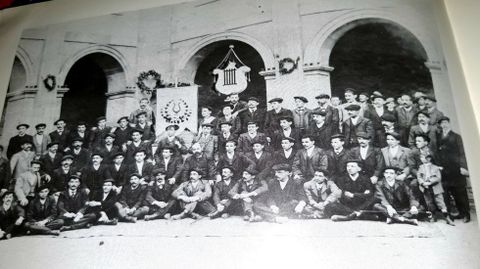 El Orfen Iris en el claustro del Colegio del Cardenal en 1905, el ao de su fundacin