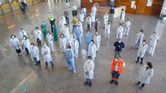 Foto de familia de representantes de servicios que estuvieron en primera l�nea de lucha contra el covid