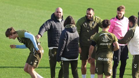 Fer L&oacute;pez, en el entrenamiento del Celta de este s&aacute;bado,&nbsp;tras recibir las collejas de sus compa&ntilde;eros.