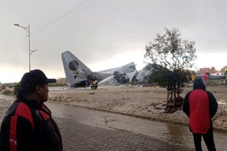 Fotograf&iacute;a cedida por Noticias San Roque D7 donde se muestra un avi&oacute;n militar de carga accidentado este viernes, en El Alto (Bolivia)