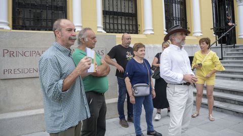 Xuan Valladares (2d), portavoz de Asturias Ganadera, ofrece una rueda de prensa para reclamar al presidente del Principado, Adrin Barbn, una reunin en la que abordar los problemas que vive el sector en el exterior de Presidencia del Principado