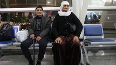 Dos inmigrantes iraqu�es, este jueves, de regreso en su pa�s, tras aterrizar en el aeropuerto de Erbil procedentes de Bielorrusia