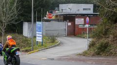 Los ladrones suelen saltar las vallas de los puntos limpios como el de Boiro para entrar a robar