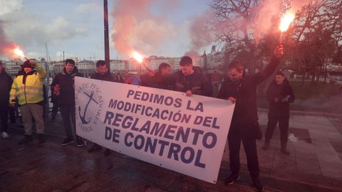 Miembros de la Cofrad�a de Pescadores de Ferrol, en la manifestaci�n contra el nuevo reglamento de la UE.