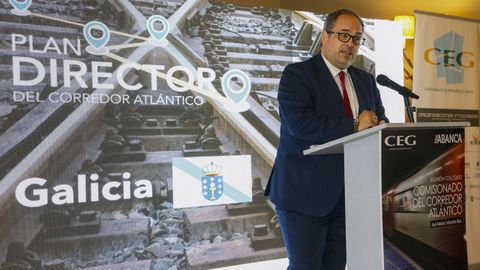 El comisionado para el desarrollo del Corredor Atlántico, José Antonio Sebastián, durante su intervención en la reunión coloquio empresarial organizada por la Confederación de Empresarios de Galicia.