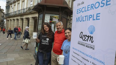 Mesa de ACEM (la asociaci�n compostelana de esclerosis m�ltiple) en la plaza de Cervantes