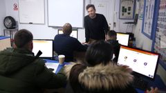 Ventura Bretal, due�o de dos centros, dando clases a sus alumnos en el aula que tiene en Ribeira.