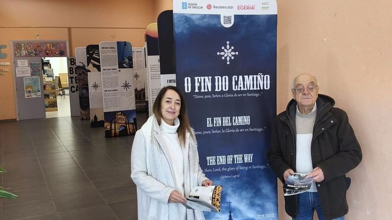 A concelleira Cristina Juiz e o presidente de Egeria, Xulio Xiz, presentaron a exposici&oacute;n na Casa de Cultura de B&oacute;veda