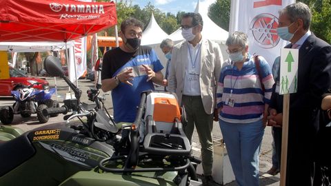 El director general de Turismo y Comercio del Principado de Asturias, Julio Gonz�lez Zapico (2i), acompa�ado por la alcaldesa de Gij�n, Ana Gonz�lez (2d), y el vicepresidente de la C�mara de Comercio de Gij�n, Pedro L�pez Ferrer (d), durante la inauguraci�n del Sal�n Automoci�n 