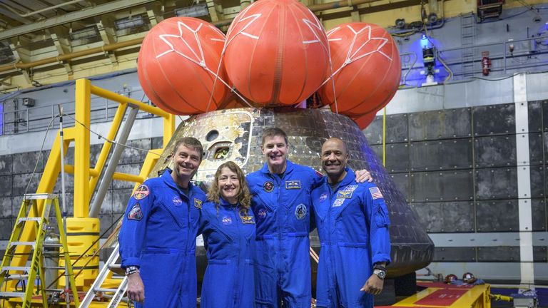 Los astronautas de Artemis II posan para una foto grupal despu�s de observar su nave espacial Orion ?que ellos nombraron Integrity? en la cubierta inferior del USS John P. Murtha tras su amerizaje.