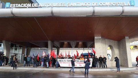 Manifestaci&oacute;n en la estaci&oacute;n intermodal de Santiago del sector del transporte de viajeros por carretera de la provincia de A Coru&ntilde;a
