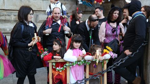 S�bado de pi�ata en Celanova.Los gruposy comparsas estuvieron muy animados, con tem�ticas variadas, como Mary Poppins, las vespas. Y el p�blico tambi�n colabor� con el  atrezzo .
