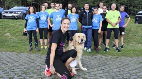 Una triatleta con ganas de superarse a sí misma. Noemí Álvarez participó en su primer triatlón popular hace tres años y ahora entrena todos los sábados en el pinar de Doniños junto a otros padres del Club Triatlón Ferrol. Reconoce que a veces le da el bajón, pero entonces recurre a una frase que ha convertido en su mantra: «Aunque llegues el último en una carrera siempre tendrás por detrás a los que no se atrevieron a correrla».