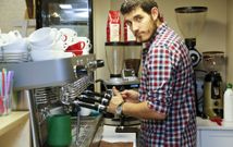Luis Blanco maneja la m�quina de caf� de su local en Vigo, The Coffe Land, que es su primer negocio propio. 
