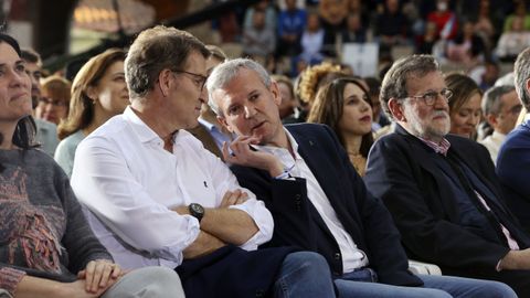 Rueda habla con Feijoo en presencia de Paula Prado y Mariano Rajoy