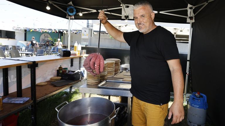 Javier Ferreiro abrió este verano una pulpería en la playa de Coto, en Barreiros
