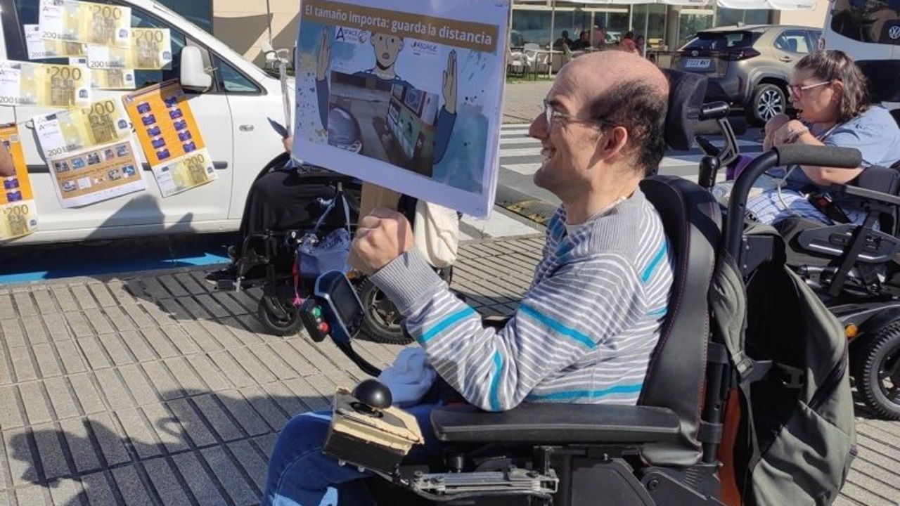 Aspace recuerda desde Sada que las plazas de movilidad reducida «no son un privilegio, sino un derecho»