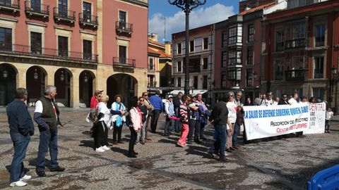 Afectados de iDental se manifiestan ante el ayuntamiento de Gijón el día del pleno de investidura