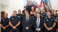 Julio Abalde y Jos Carlos Vidal (en el centro) posaron con todos los agentes de la Polica Local de A Pobra, junto con varios concejales de la corporacin