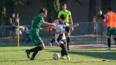 Pucho, del Antela FC, tratando de robar el bal�n al delantero del Ourense CF, Aar�n Delgado
