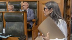 Mercedes Ros�n, en el sal�n del plenos del Ayuntamiento, pasando por delante de su excompa�era Marta Abal, en una imagen de archivo.