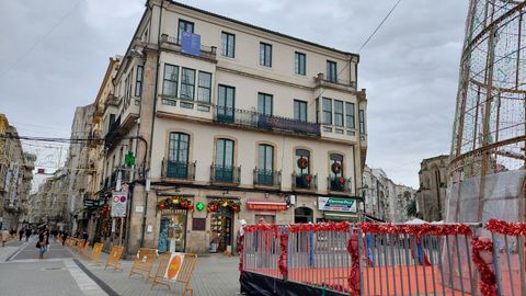 Edificio del n�mero 1 de la plaza de Espa�a de Pontevedra, donde residi� Castelao y el Concello descubrir� una placa conmemorativa