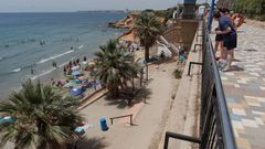 Lugar desde el que cayeron los j�venes en el paseo mar�timo de la playa de Punta Prima (Orihuela)