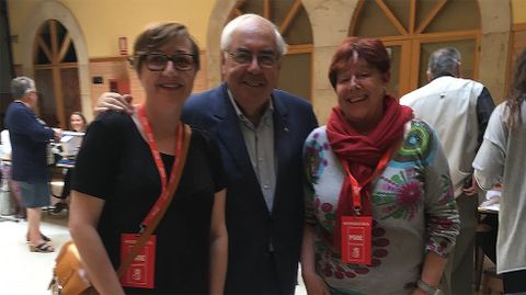 Vicente �lvarez Areces, despu�s de depositar su voto, junto a dos interventoras socialistas en la Escuela de Hosteler�a de Gij�n