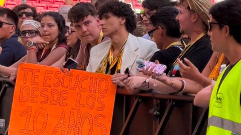 Sebasti�n con un emotivo cartel en uno de los conciertos.