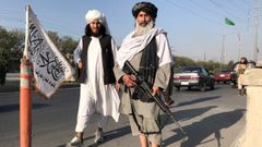 Un combatiente talibn con un fusil de asalto M16 frente al Ministerio del Interior en Kabul, Afganistn