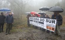 Los comuneros ven en esta foto de Moreira y los vecinos de Ponte Sampaio una �invasi�n�. 