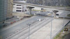 En la foto, la explanada del puerto exterior de Ferrol donde se aparcar�n los coches de SAIC antes de partir en camiones hacia los concesionarios