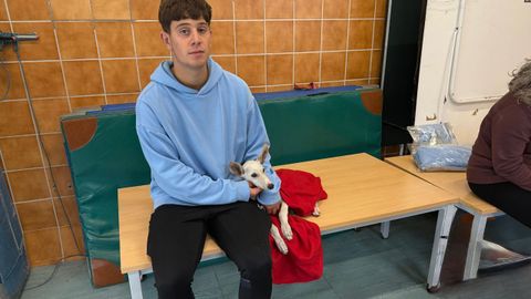 Abel Crespo y su perro Ares, en el colegio de Monteana