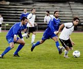 Canabal (con el bal�n) en un partido disputado el a�o pasado.