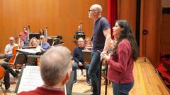 Ensayo de la Real Filharmona este mircoles con el director, Baldur Brnnimann, y la compositora Ins Badalo