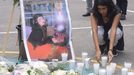 Alumnos de Ciencias de la Educaci�n de la Universidad Aut�noma del Estado de Morelos (M�xico), en un homenaje p�stumo a Claudia Tacoronte.