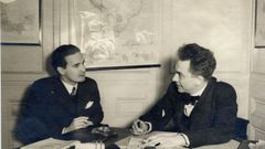 Chaves Nogales, a la derecha, en una agencia de noticias en Fleet Street, Londres, hacia 1943. 