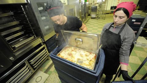 3 - Las cajas isot�rmicas llevan varias de las bandejas reci�n sacadas del horno. La comida va saliendo justo a tiempo para el traslado al centro, jam�s se acumula a la intemperie.