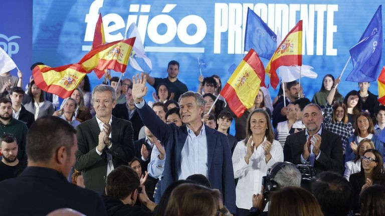 Alberto N��ez Feijoo saluda a los cientos de personas asistentes a su mitin en Vigo, junto a Alfonso Rueda, Luisa S�nchez y Julio Garc�a Comesa�a