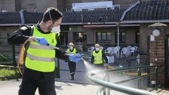 Uno de los equipos desplazados a Lugo desinfect� la residencia de As G�ndaras