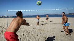 Imagen de archivo de un grupo de amigos jugando el voley playa