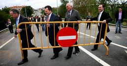 Agust�n Hern�ndez, al inaugurar en el 2009 el puente de la avenida Xos� Cu��a en Lal�n.
