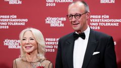 La �ltima embajadora estadounidense en Alemania, Amy Gutmann, con el canciller Friedrich Merz.