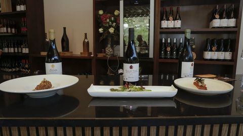 El cocinero Manu Rodr�guez elabor� los platos que probaron los suscriptores con los vinos de Adega Vella 