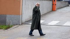 Antonio Mart�nez, el convocante de la protesta de Nochevieja en las inmediaciones de la sede nacional del PSOE en Madrid, accediendo a la comisar�a de Moratalaz para declarar ante la Polic�a Nacional.