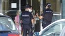Polic�as le explican a vecinas de un edificio de Santander en el que se ha detectado un brote que no pueden salir del inmueble