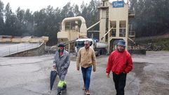 Trabajadores de Nexia en la planta de aglomerado, esperando noticias sobre su empresa