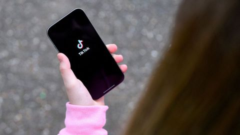 Una menor entrando en la aplicaci�n de TikTok