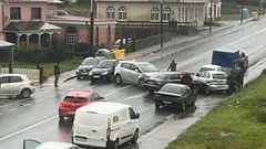 Un coche sal�a del aparcamiento y acab� colisionando con otro, que a su vez golpe� a un tercero que estaba estacionado, en As Neves